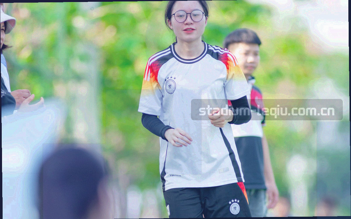 抽象化的浏览器窗口示意，顶部条带被高亮标注为登录入口所在位置