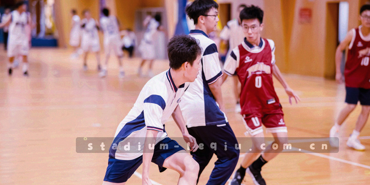 横向时间轴信息图，五个发光节点串起关键年份